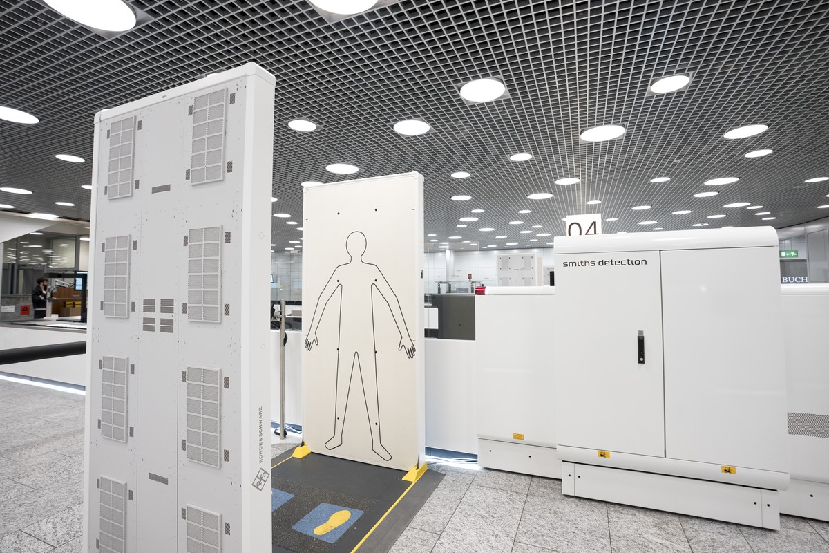 Ein neu eingerichteter Security Scanner im Sicherheitskontrollgebaeudes (SKG) des Flughafen Zuerichs. Dieses wurde mit neuen CT-Scannern, Security Scannern und zentralisierten Remote Screening Anlagen ...