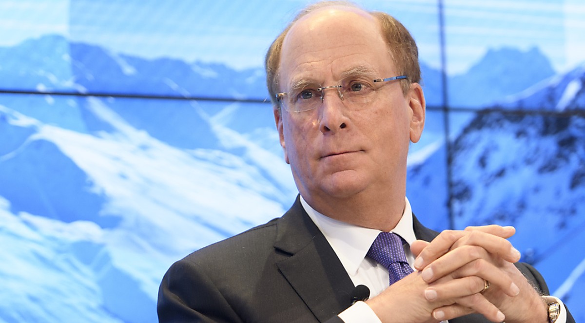 Der Blackrock-Chef Larry Fink sorgt sich um das Klima - gleichzeitig steht Blackrock selbst in der Kritik, klimaunfreundliche Investitionen zu t