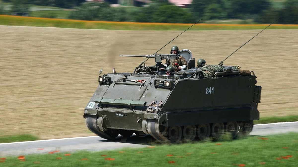 Ein Schuetzenpanzer M113 am 4. Juni 2003 in voller Fahrt bei Frauenfeld. (KEYSTONE/Gaetan Bally) === , ===