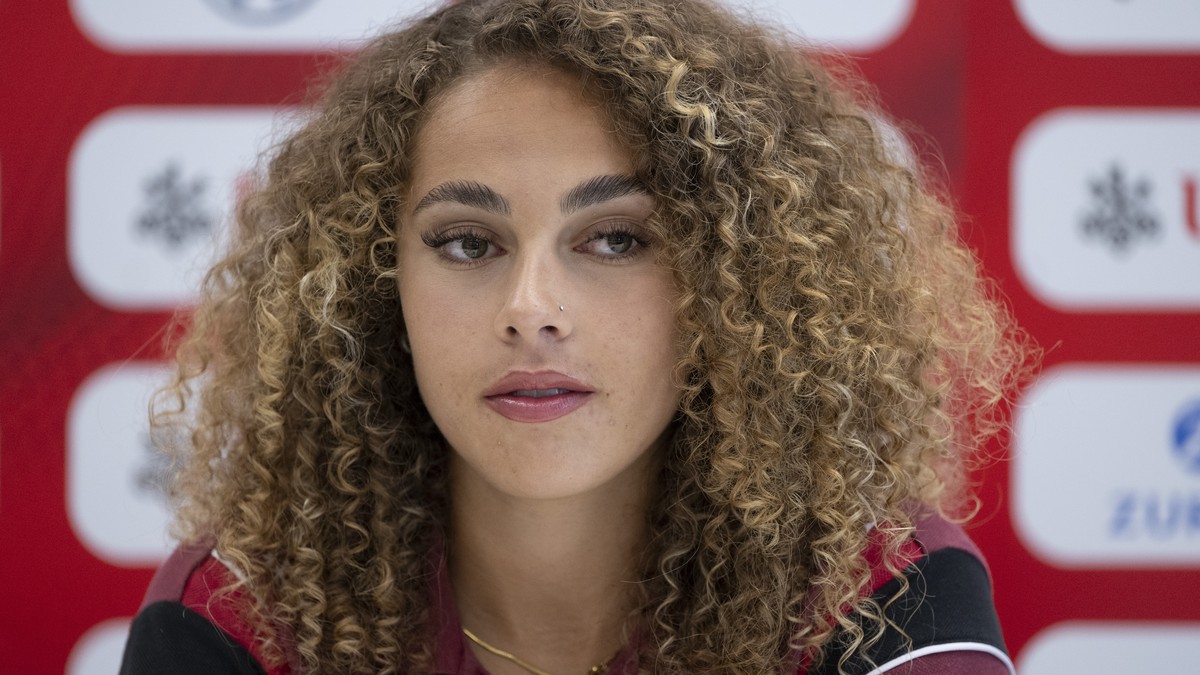 Die Spielerin Alayah Pilgrim von der Schweizer Frauen Fussball Nationalmannschaft waehrend einer Medienkonferenz, anlaesslich eines Trainings der Schweizer Frauen Fussball Nationalmannschaft vor dem S ...