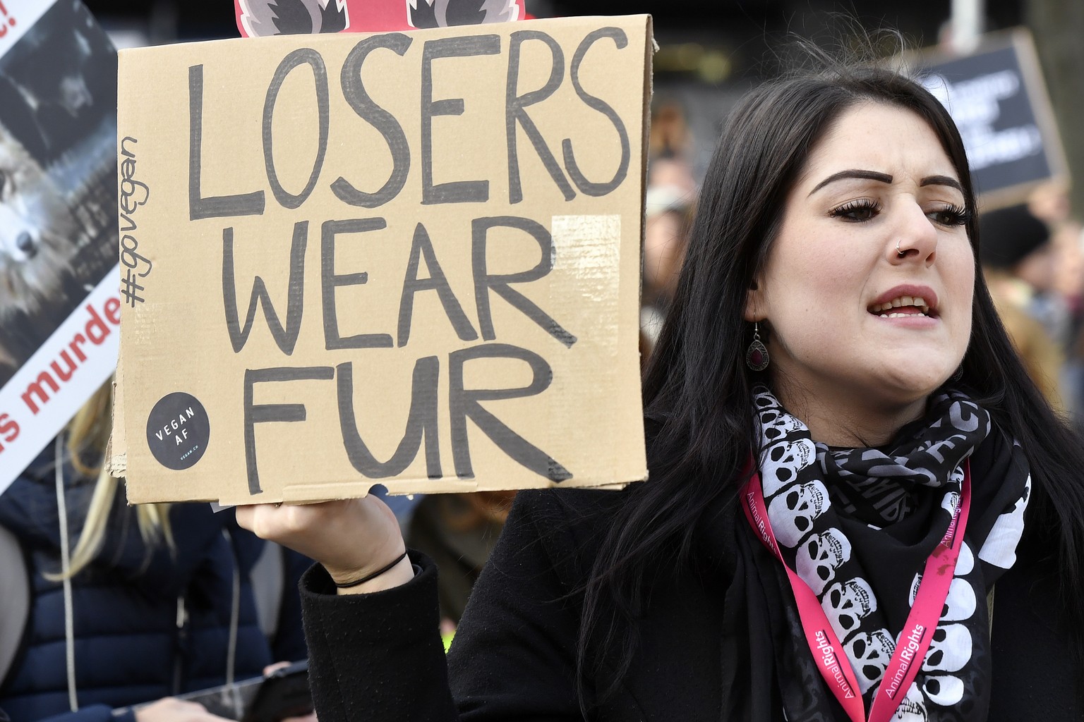 Demo gegen Schweizer Import von Echtpelz in Zuerich am Samstag, 16. November 2019. Über 500 Menschen haben am Samstag in Zuerich gegen Pelz demonstriert. Sie forderten unter anderem ein Importverbot v ...