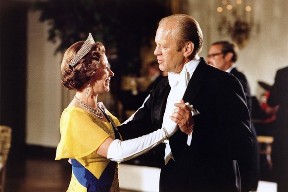 Die Königin Queen Elizabeth tanzt mit US-Präsident Gerald Ford (1976)