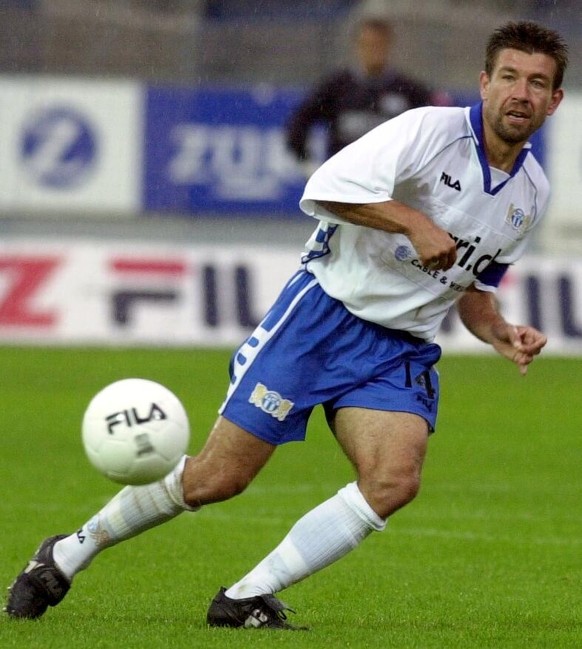 Urs Fischer, vom FCZ, beim Fussballspiel FC Zuerich - St. Gallen in Zuerich am Samstag, 29. Juli 2000. (KEYSTONE/Walter Bieri) === ELECTRONIC IMAGE ===