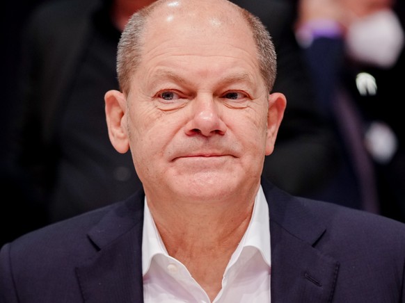 11.12.2021, Berlin: Bundeskanzler Olaf Scholz (SPD) nimmt am Bundesparteitag seiner Partei teil. Im Mittelpunkt der Veranstaltung steht die Wahl der neuen Parteivorsitzenden. Die rund 600 Delegierten  ...