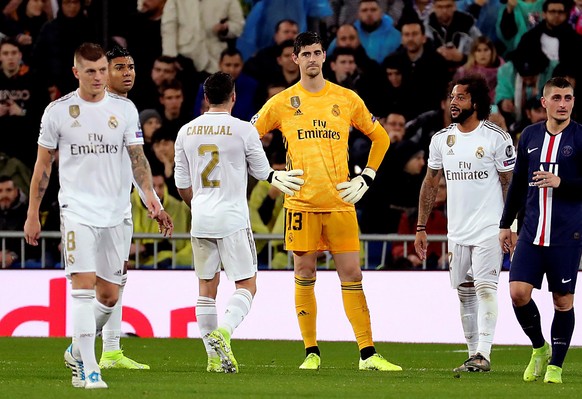 epa08027687 Real Madrid&#039;s goalkeeper Thiabut Courtois (C) reacts during the UEFA Champions League group A soccer match between Real Madrid and Paris Saint-Germain at Santiago Bernabeu in Madrid,  ...