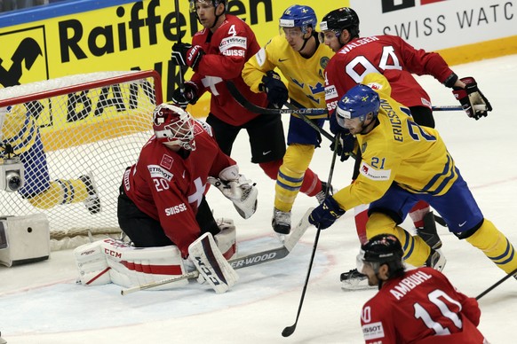 Reto Berra hatte gegen Schweden viel Arbeit.