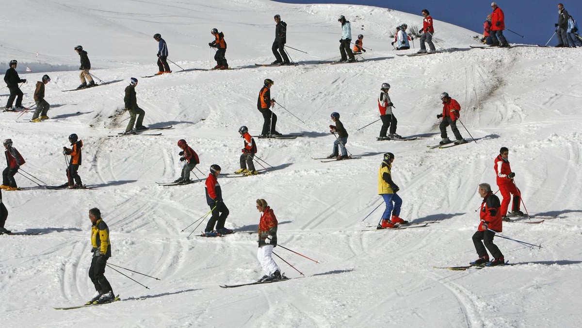 617 ski students build "the longest ski class" and set a new world record in Heinzenberg-Sarn, Switzerland, Saturday, February 23, 2008. (KEYSTONE/Nicola Pitaro) 

Am Nachmittag fahren 617 S ...