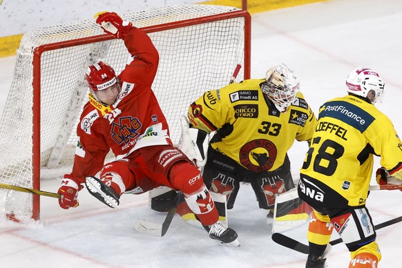 Lias Andersson (EHCB), Torhueter Sandro Zurkirchen (SCB) und Romain Loeffel (SCB) in Aktion im Eishockey Meisterschaftsspiel der National League zwischen dem EHC Biel und dem SC Bern, am Freitag, 31.  ...