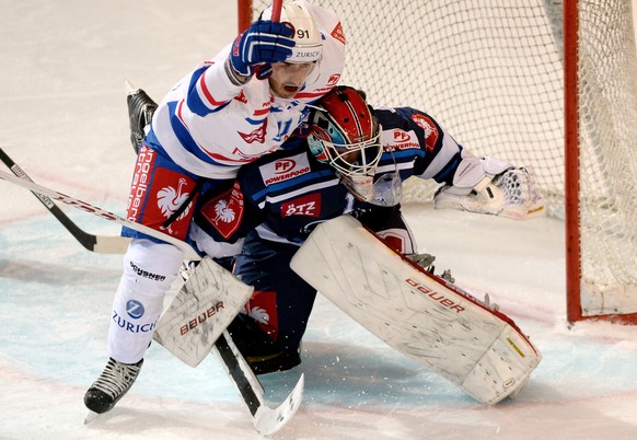 Klotens Denis Hollenstein bedrängt Ambris Goalie Dennis Saikkonen.