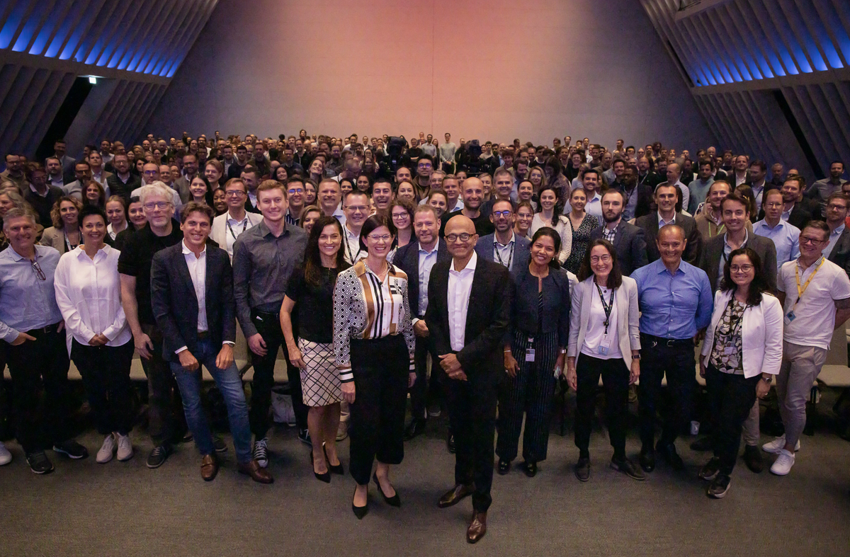 Microsoft-Chef SatyaNadella (vorne) mit der Schweizer Country-Managerin Catrin Hinkel und Microsoft-Schweiz-Mitarbeitenden im September 2022.