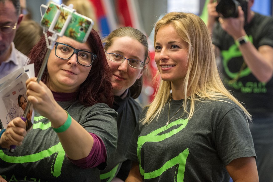 Die Skifahrerin Lara Gut posiert mit Fans am Samstag, 16. April 2016, im Kongresszentrum von Lugano fuer ein Selfie. Rund einen Monat nach ihrem Sieg im Gesamtweltcup ist Ski-Star Lara Gut fuer einen  ...