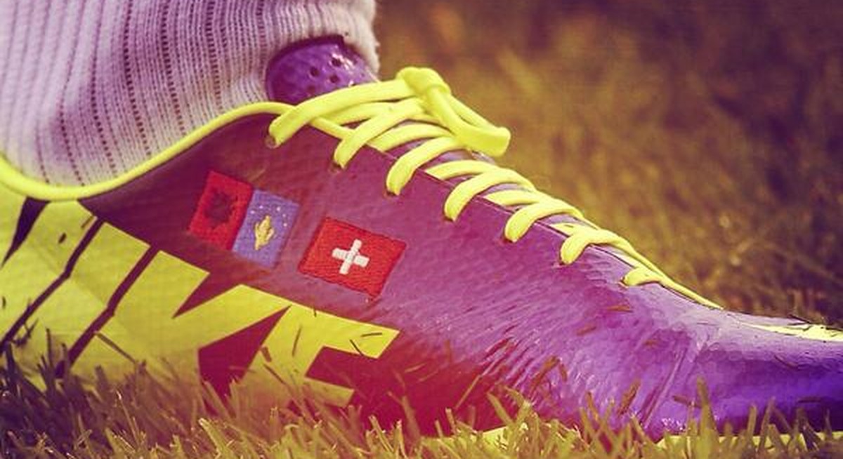 Der Schuh von Xherdan Shaqiri mit der albanisch-kosovarischen und der Schweizer Flagge.