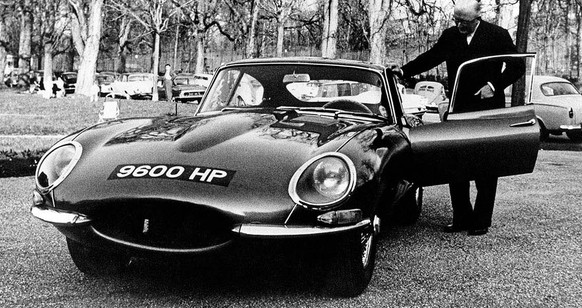 Jaguar E-Type 1961 Geneva genf auto show sportwagen swinging 60s https://www.jaguar.co.uk/about-jaguar/jaguar-stories/e-type-turning-a-million-heads.html