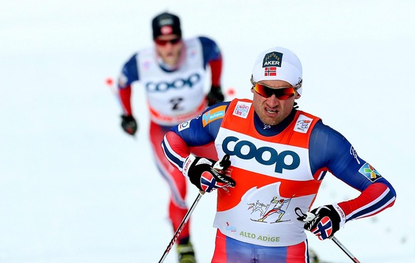 Petter Northug siegt in Toblach vor Martin Johnsrud Sundby (hinten).