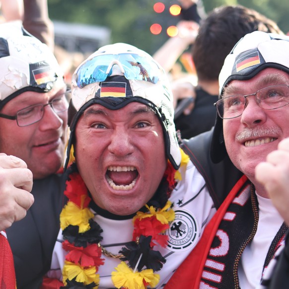 epa11423178 Germany fans reacts to the 1-0 during the Public screening of the UEFA EURO 2024 match Germany vs Hungary in Berlin, Germany, 19 June 2024. EPA/CLEMENS BILAN
