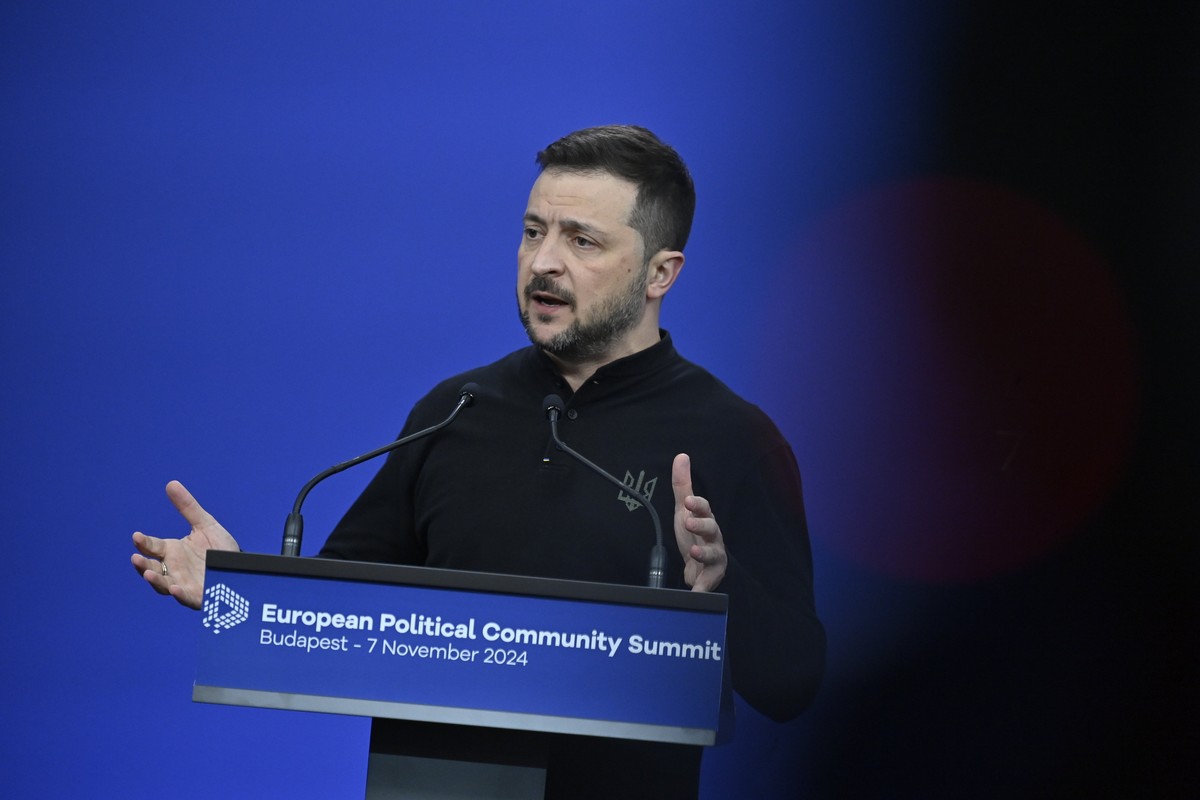 epa11708004 Ukraine's President Volodymyr Zelensky attends a press conference after the 5th summit of the European Political Community (EPC) in Puskas Arena in Budapest, Hungary, 07 November 2024 ...
