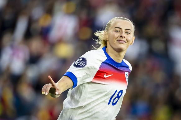 epa12266994 England&#039;s Chloe Kelly celebrates after she scored to win the penalty shoot-out after extra time during the UEFA Women&#039;s EURO 2025 final soccer match between England and Spain, in ...