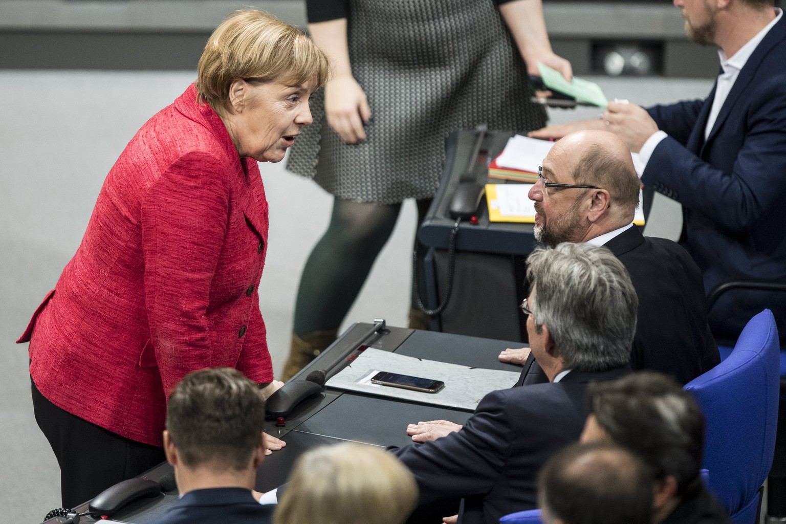 epa06341643 German Chancellor Angela Merkel (L) of the Christian Democratic Union (CDU) talks to the leader of the Social Democratic Party (SPD), Martin Schulz (R), during a session of the German &#03 ...