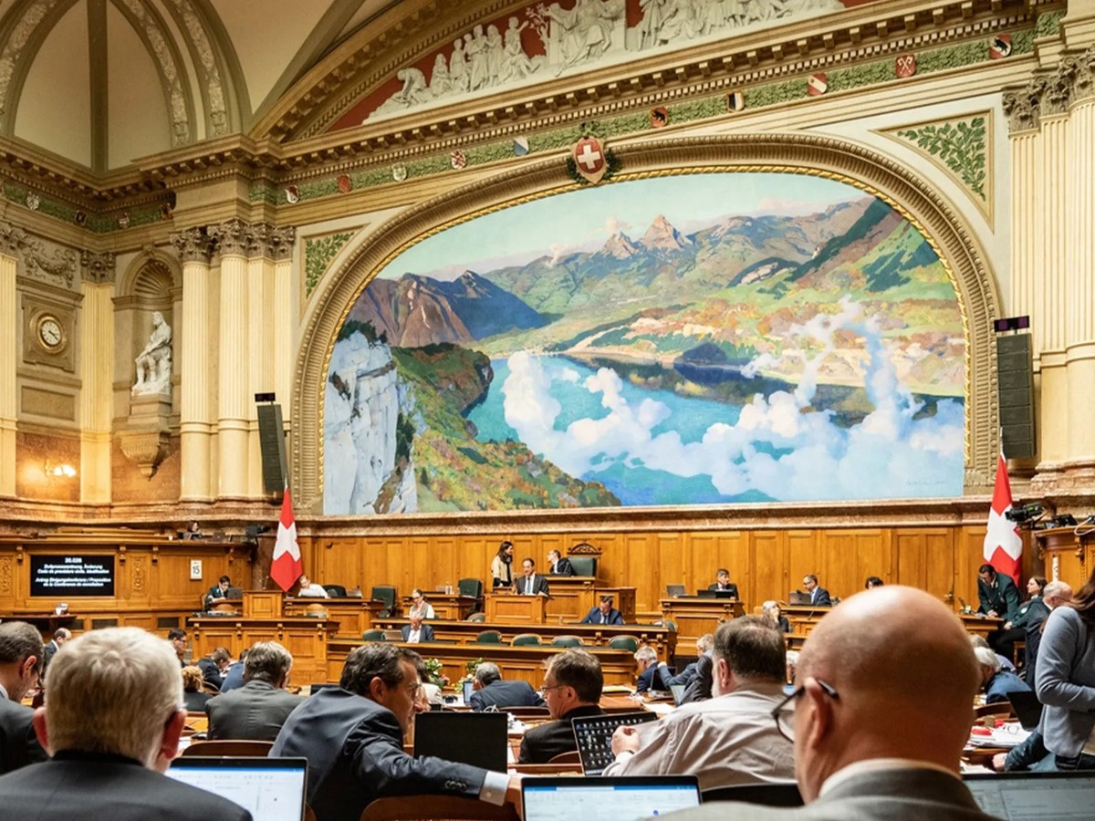 Der Nationalratssaal: mit dem Wandbild von Charles Giron und links mit der Skulptur von Antonio Chiattone.
https://media-parl.ch/picture.php?/8742/category/277