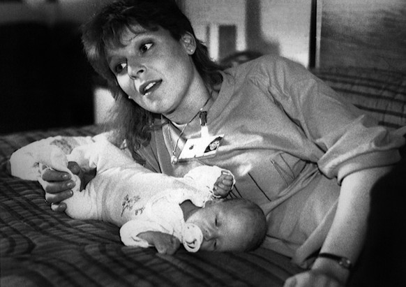 ARKIV 1987-05-07 Sangerskan Lotta Engberg med 16 dagar gamla dottern Malin pa s�ngen i hotellrummet 7:e maj 1987, mellan repetitionerna inf�r Eurovisionschlagerfinalen i Bryssel d�r Lotta ska framf�ra ...