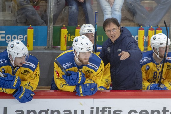 Davos Coach Arno Del Curto, gibt Anweisungen, waehrend dem Meisterschaftsspiel der National League, zwischen den SCL Tigers und dem HC Davos am Samstag 3.November 2018 in der Ilfishalle in Langnau. (K ...