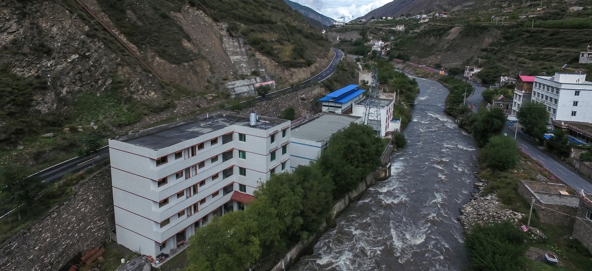 epa06062681 (10/26) A Bitcoin 'mine' with a blue tin roof sits next to a hydroelectric power plant in Ngawa (Aba) Tibetan and Qiang Autonomous Prefecture, Sichuan province, China, 27 Septemb ...