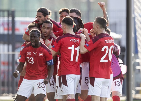 epa09096793 Switzerland&#039;s Jordan Lotomba (front) and his teammates celebrate after Dan Ndoye, back center, scored the 0-1 lead during the group stage group D match between England and Switzerland ...