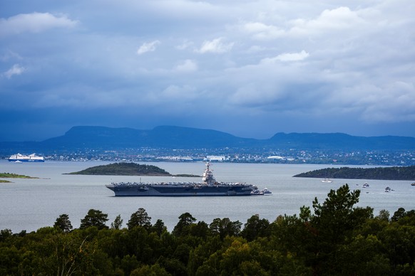 epa12371407 The world&#039;s largest aircraft carrier, USS &#039;Gerald R. Ford&#039; (C), arrives together with Norwegian vessels to strengthen cooperation in the Total Defence Force, in Oslo, Norway ...