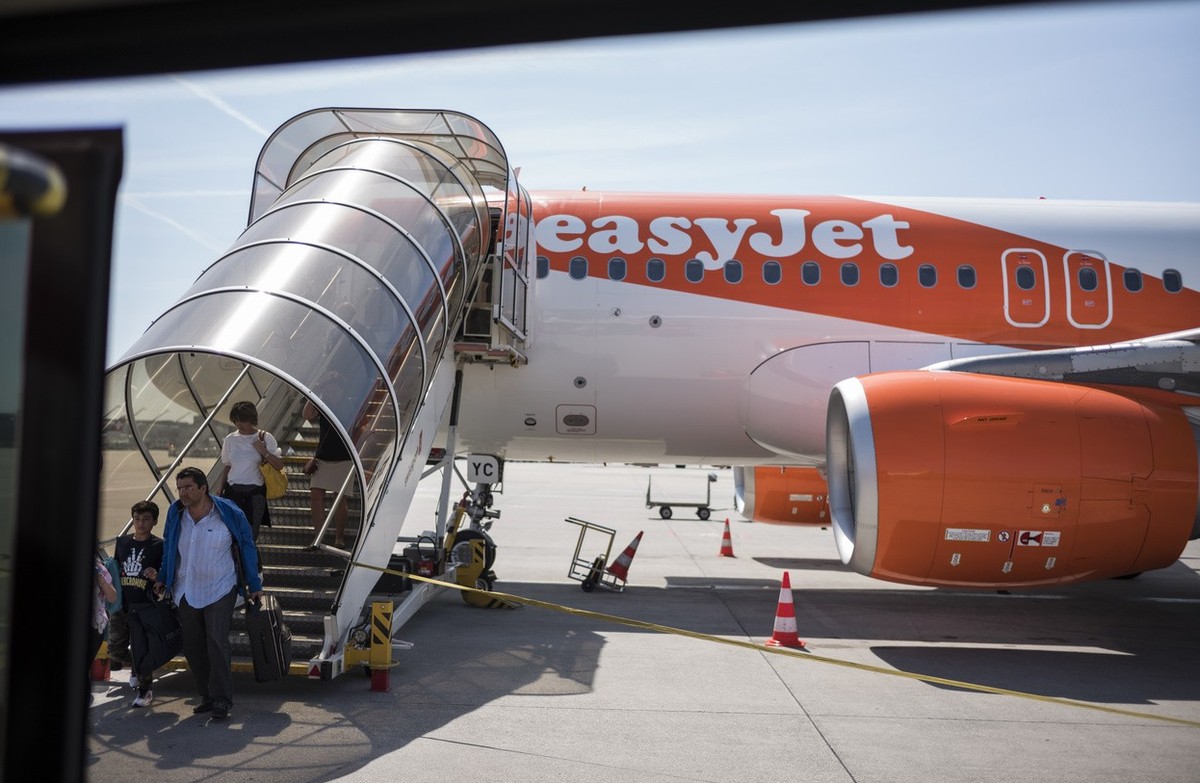 Passagiere verlassen das Flugzeug nach einem Europaflug der Fluggesellschaft Easyjet, am Sonntag, 22. April 2018 auf dem Flughafen Genf Cointrin. (KEYSTONE/Alessandro della Valle)