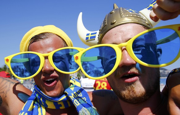 Football Soccer - Euro 2016 - Nice, France, 22/6/16 - Sweden fans enjoy the beach ahead of the game against Belgium in Nice, France. REUTERS/Wolfgang Rattay