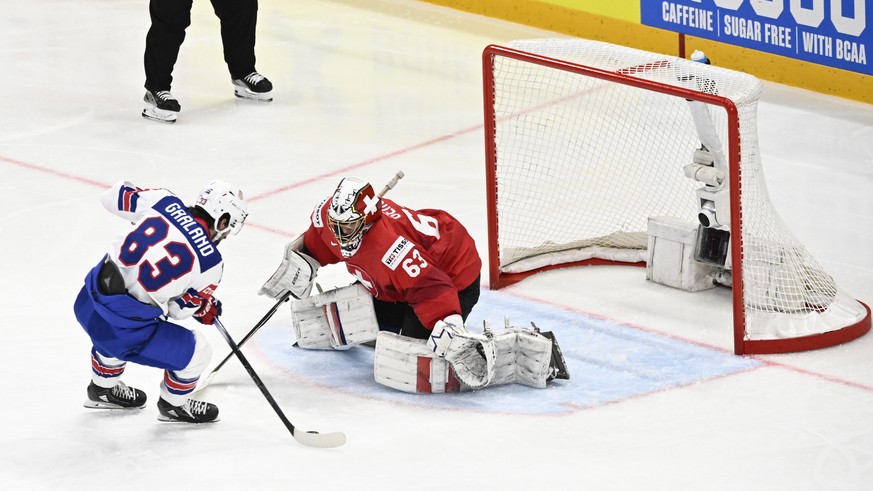 epa12135306 Switzerland&#039;s goalkeeper Leonardo Genoni (#63) saves a penalty shot from USA&#039;s Conor Garland (#83) during the IIHF Ice Hockey World Championship final match between Switzerland a ...