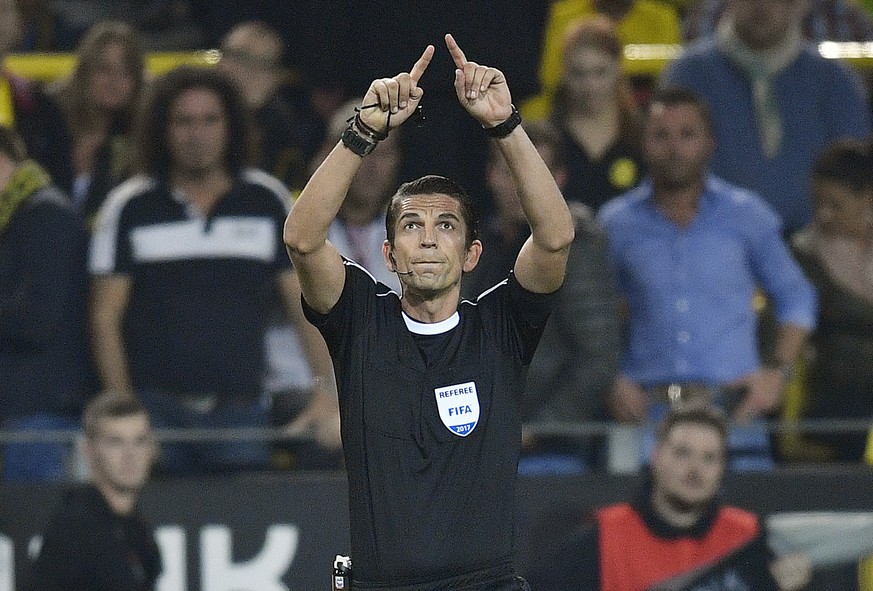 Referee Deniz Aytekin gestures to the video referee during the German Bundesliga soccer match between Borussia Dortmund and RB Leipzig in Dortmund, Germany, Saturday, Oct. 14, 2017. (AP Photo/Martin M ...