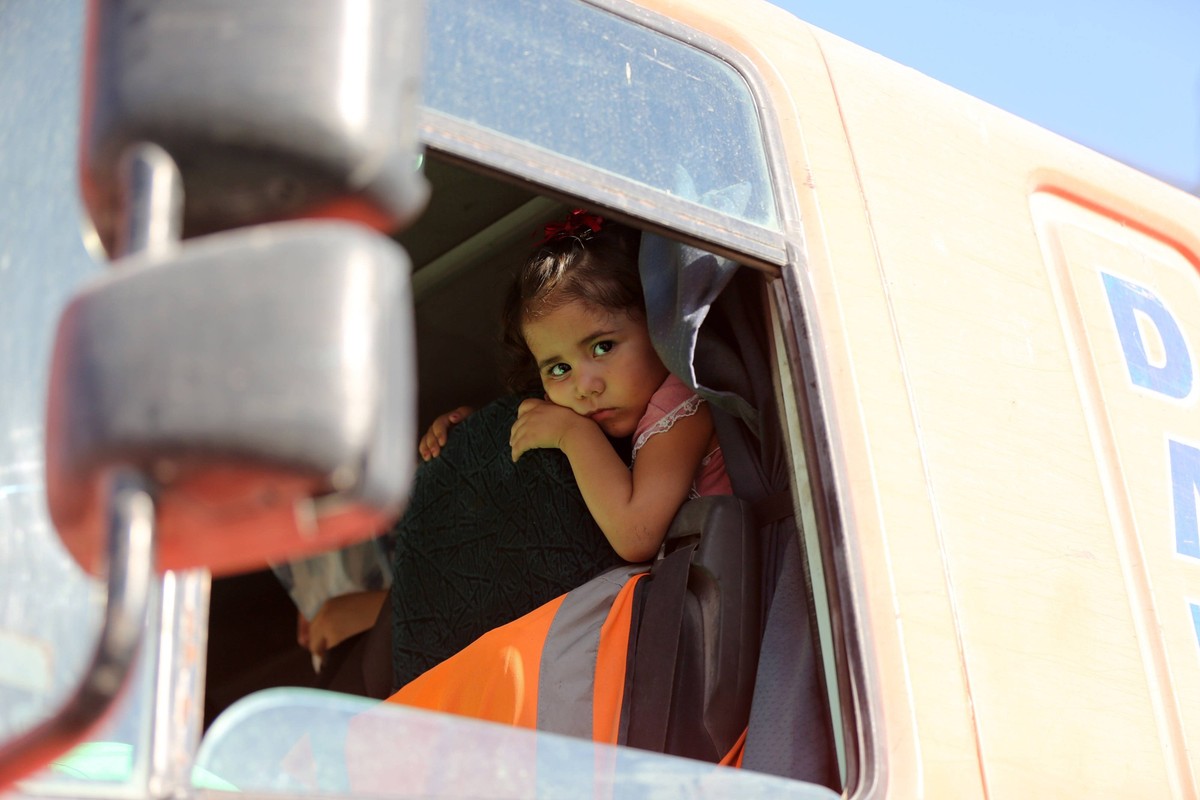 231013 -- GAZA, Oct. 13, 2023 -- Palestinians flee their homes in the southern Gaza Strip, Oct. 13, 2023. Israeli Defense Forces IDF on Friday ordered residents of Gaza City to evacuate to the souther ...