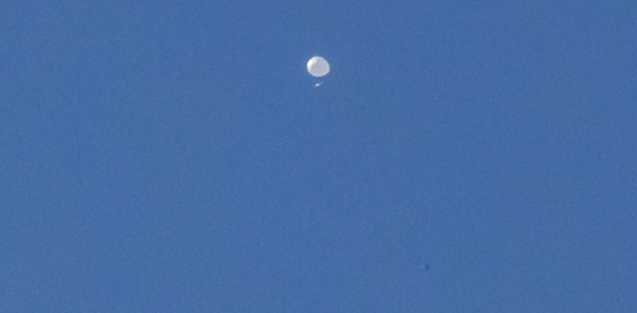 epa10447610 A high-altitude balloon, which the US government has declared to be Chinese, is seen continuing its multi-day path across the northern United States in Charlotte, North Carolina, US, 04 F…