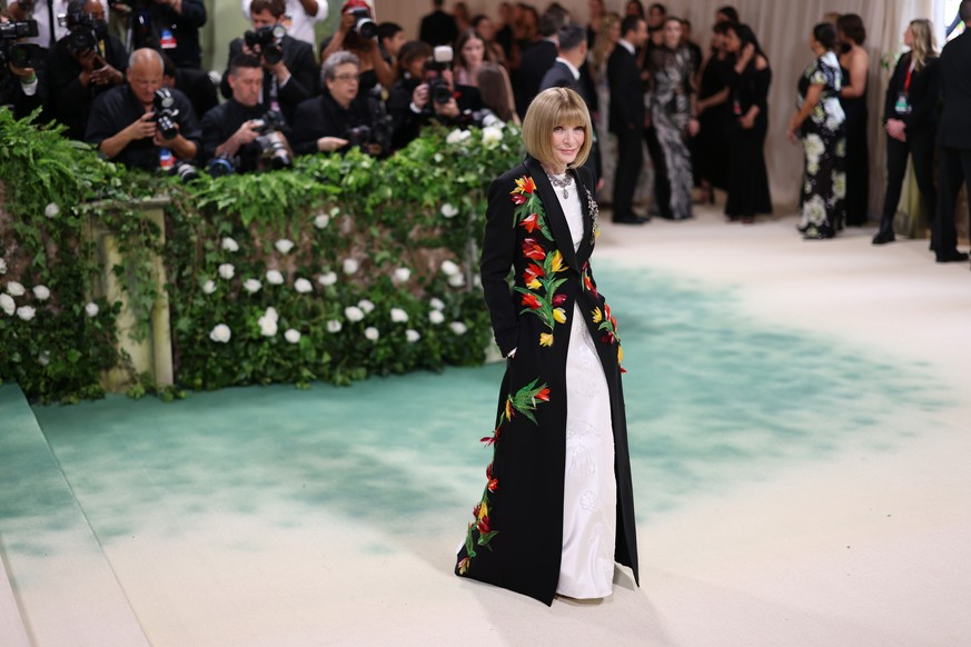 epa11322911 Anna Wintour arrives on the red carpet for the 2024 Met Gala, the annual benefit for the Metropolitan Museum of Art&#039;s Costume Institute, in New York, New York, USA, 06 May 2024. The e ...