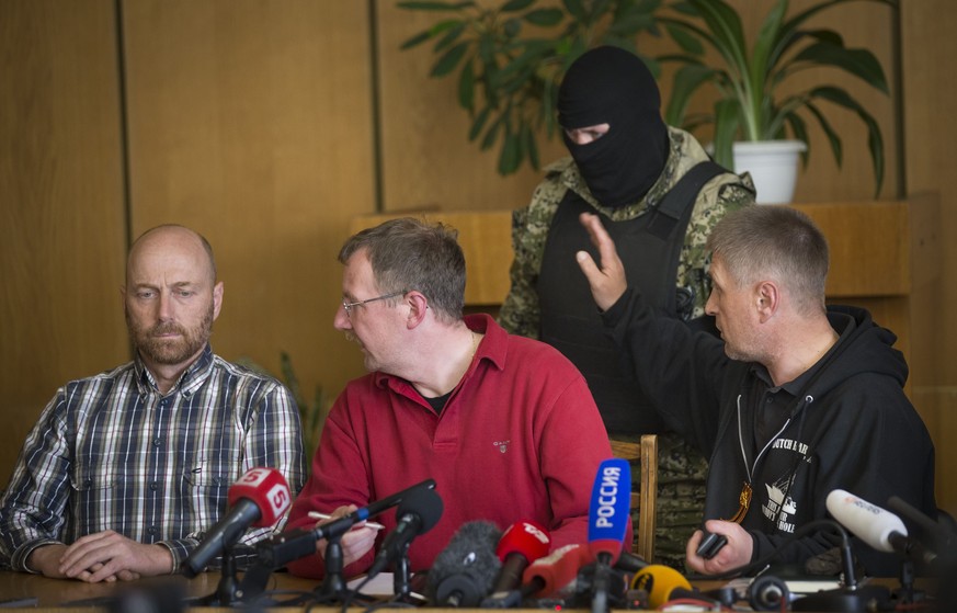 Axel Schneider, Chef der festgesetzen OSZE-Militärbeobachter (Mitte) mit&nbsp;Wjatscheslaw Ponomarjow, dem selbst ernannten Bürgermeister von Slawjansk (rechts).&nbsp;