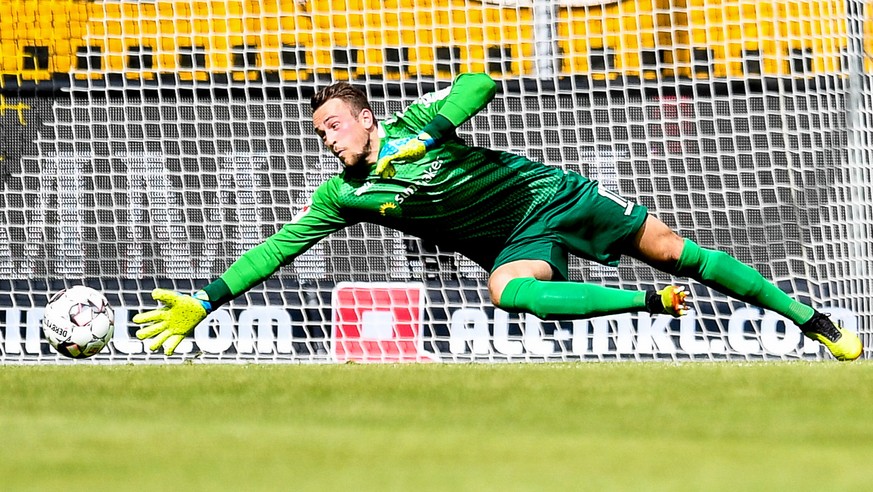 epa07584555 Dresden&#039;s Baris Atik (R) scores against Paderborn&#039;s goalkeeper Leopold Zingerle (L) during the German Bundesliga second division soccer match between Dynamo Dresden and SC Paderb ...