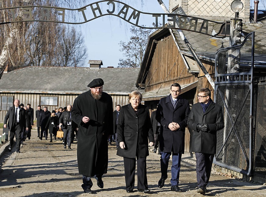 Die deutsche Kanzlerin Angela Merkel am Freitag im ehemaligen deutschen Konzentrationslager Auschwitz beim berüchtigten Tor mit dem zynischen Schriftzug &quot;Arbeit macht frei&quot;.