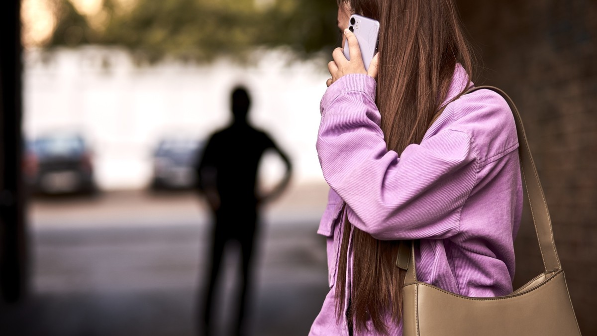 Weibliches Stalking-Opfer wird auf offener Strasse verfolgt.