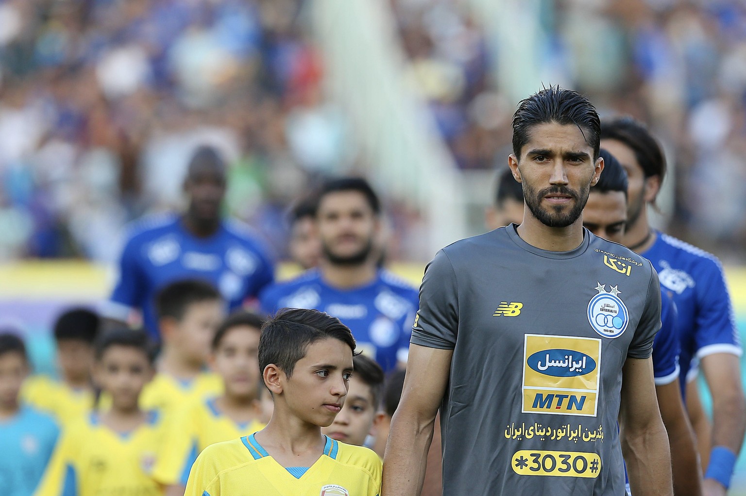 Der iranische National-Goalie Hossein Hosseini wird für ein Spiel gesperrt, weil ein weiblicher Fan ihn umarmt hat.