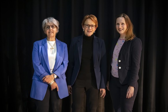 Die SP Bundesratskandidatinnen Elisabeth Baume-Schneider, Staenderaetin SP-JU, Eva Herzog, Staenderaetin SP-BS und Evi Allemann, Regierungsraetin SP-BE, links nach rechts,.posieren nach einem oeffentl ...