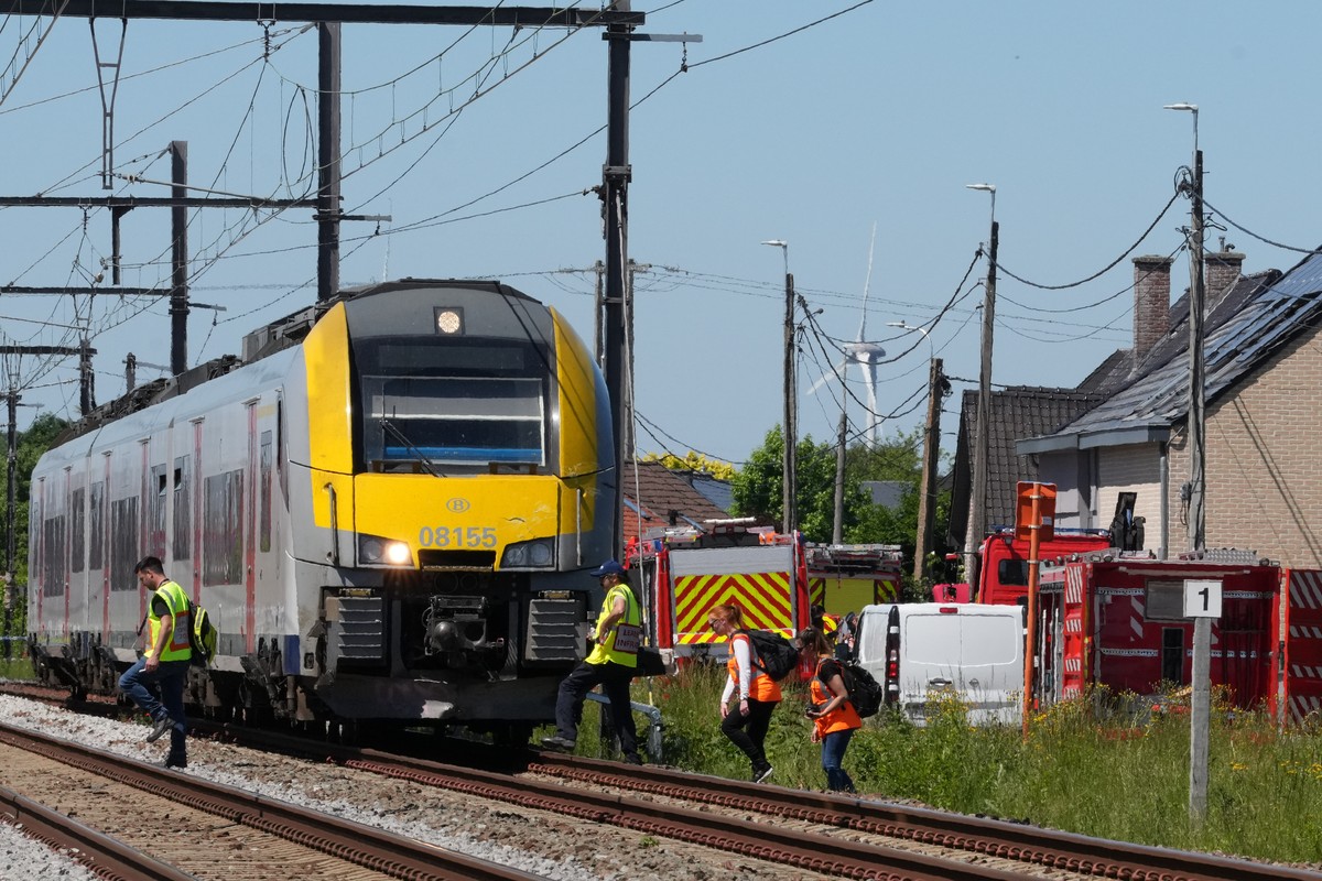 Police and rescue personal work around a level crossing where a train collided with a van in Buggenhout, Belgium, Tuesday, May 26, 2026. (AP Photo/Marius Burgelman)
Belgium Crash