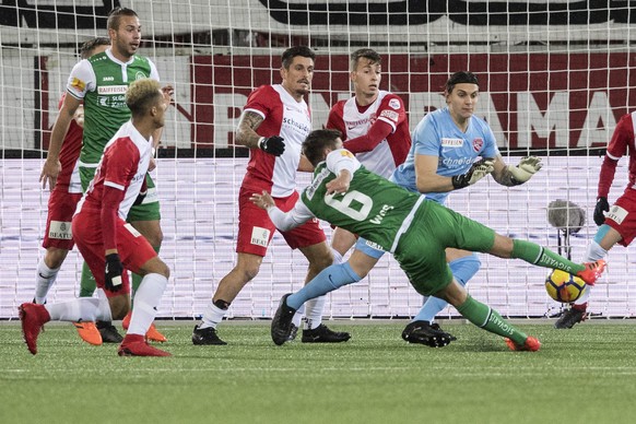 Thuns Hintermannschaft ist geschlagen, der St. Galler Alain Wiss, rechts, trifft zum 0:1 im Fussball Meisterschaftsspiel der Super League zwischen dem FC Thun und dem FC St. Gallen, am Samstag, 25. No ...