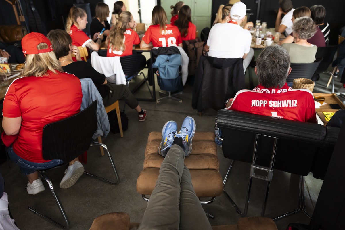 Fans der Schweizer Frauenfussball Nationalmannschaft schauen das Spiel Schweiz gegen Spanien im "Dr Bitz Frauen-WM 2023 Public Viewing" in den Vidmarhallen, am Samstag, 5. August 2023 in Ber ...