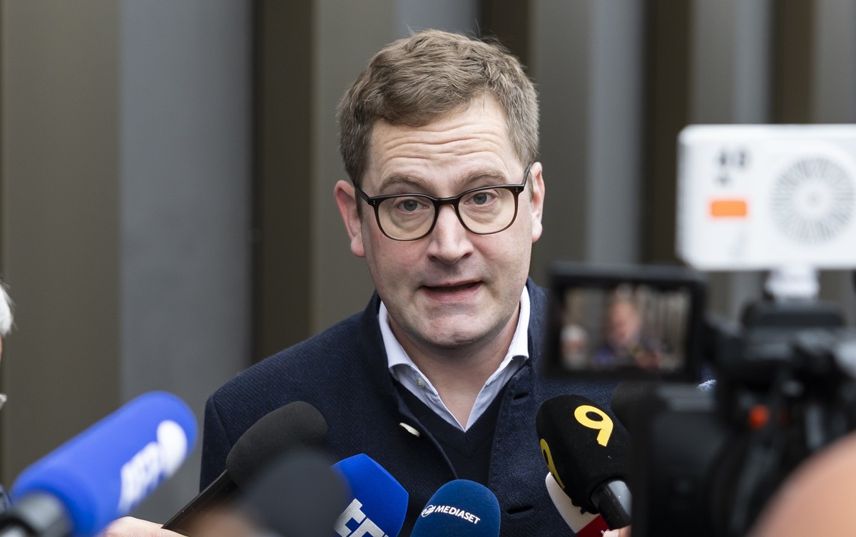 epa12886711 Lawyer Romain Jordan, representing several victims of the bar fire, speaks to journalists at a hearing before the public prosecutor of the canton of Valais following the deadly fire at the ...