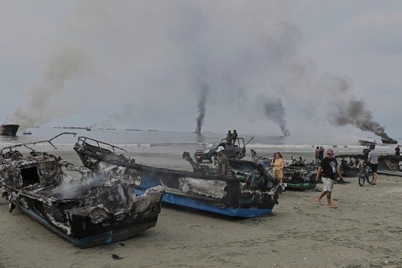 Fishing boats burn in Manta, Ecuador, Saturday, June 6, 2026. (AP Photo/Ariel Ochoa)
Ecuador Boats Fire