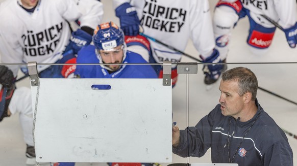 Der neue ZSC Trainer Serge Aubin, rechts, instruiert die Spieler im Training in der Eishalle in Oerlikon aufgenommen am Freitag, 10. Juli 2018, in Zuerich. (KEYSTONE/Aladin Klieber)