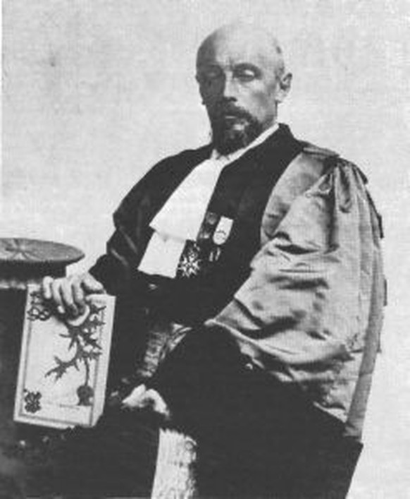 René Blondlot im Ornat der Académie des sciences, etwa 1910.
https://de.wikipedia.org/wiki/N-Strahlen#/media/Datei:Prosper_René_Blondlot.jpg