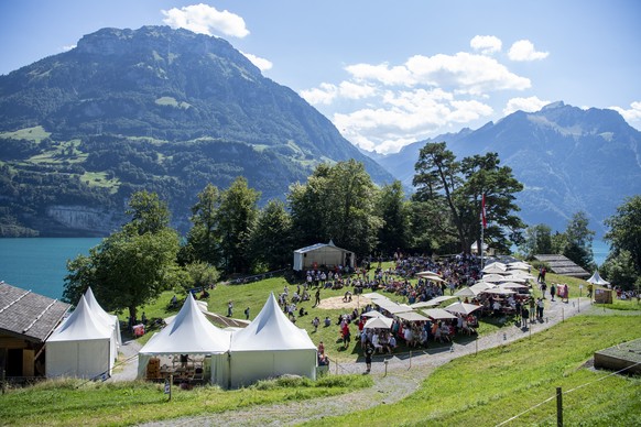 Eine Uebersicht des Festgelaendes auf der Ruetliwiese waehrend der Bundesfeier auf dem Ruetli, welche im Zeichen des Schweizer Traditionssport Schwingen steht, am Montag, 1. August 2022. (KEYSTONE/Urs ...