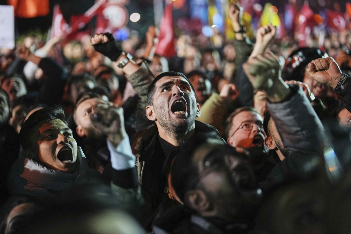 People protest against the arrest of Istanbul Mayor Ekrem Imamoglu outside the City Hall in Istanbul, Turkey, Wednesday, March 19, 2025. (AP Photo/Francisco Seco)
Pictures of the Week Global Photo Gal ...
